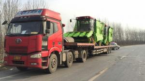 三河市的客户(hu)订(ding)购的(de)穗茎(jing)兼收玉米收(shou)获机