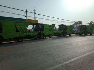 四台穗茎(jing)兼收玉米(mi)收获机走起……